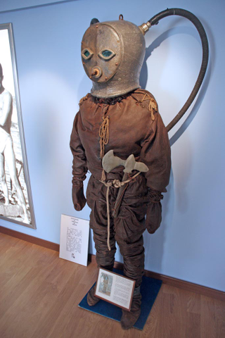 Illustration for article titled The Strange and Wonderful History of Diving Suits, From 1715 to Today